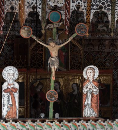 Zdjęcie nr 15: Polichromia pokrywa strop i ściany prezbiterium, strop, zaskrzynienia i ściany nawy oraz belkę tęczową, ambonę, ławkę kolatorską i parapet chóru muzycznego.  W dekoracji zastosowano 77 motywów zarówno figuralnych, jak i  heraldycznych, roślinnych, zwierzęcych, sakralnych, architektonicznych, tekstylnych, geometrycznych. Motywy tworzą oddzielne pasy dekoracyjne , dając wrażenie wzorzystych tkanin lub fryzów. Koloryt: jasna i ciemna czerwień, zielenie, błękity, brązy oraz żółcienie na białym lub czarnym podkładzie, czasem bezpośrednio na drewnie.  