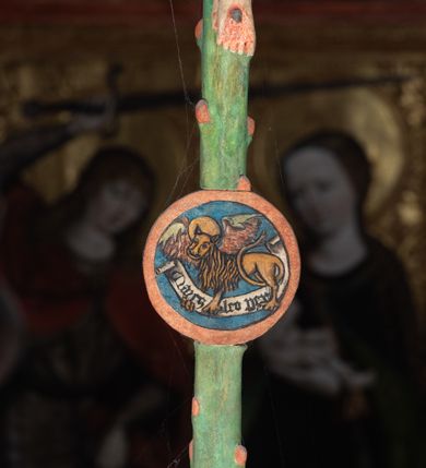 Zdjęcie nr 18: Polichromia pokrywa strop i ściany prezbiterium, strop, zaskrzynienia i ściany nawy oraz belkę tęczową, ambonę, ławkę kolatorską i parapet chóru muzycznego.  W dekoracji zastosowano 77 motywów zarówno figuralnych, jak i  heraldycznych, roślinnych, zwierzęcych, sakralnych, architektonicznych, tekstylnych, geometrycznych. Motywy tworzą oddzielne pasy dekoracyjne , dając wrażenie wzorzystych tkanin lub fryzów. Koloryt: jasna i ciemna czerwień, zielenie, błękity, brązy oraz żółcienie na białym lub czarnym podkładzie, czasem bezpośrednio na drewnie.  