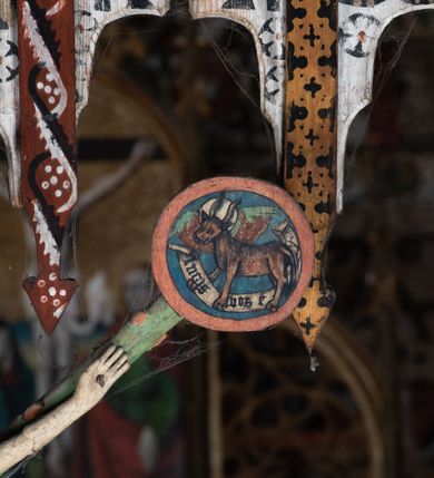 Zdjęcie nr 19: Polichromia pokrywa strop i ściany prezbiterium, strop, zaskrzynienia i ściany nawy oraz belkę tęczową, ambonę, ławkę kolatorską i parapet chóru muzycznego.  W dekoracji zastosowano 77 motywów zarówno figuralnych, jak i  heraldycznych, roślinnych, zwierzęcych, sakralnych, architektonicznych, tekstylnych, geometrycznych. Motywy tworzą oddzielne pasy dekoracyjne , dając wrażenie wzorzystych tkanin lub fryzów. Koloryt: jasna i ciemna czerwień, zielenie, błękity, brązy oraz żółcienie na białym lub czarnym podkładzie, czasem bezpośrednio na drewnie.  