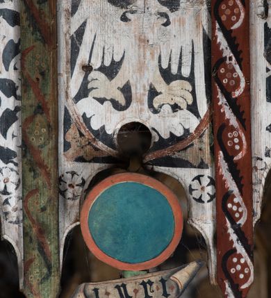 Zdjęcie nr 16: Polichromia pokrywa strop i ściany prezbiterium, strop, zaskrzynienia i ściany nawy oraz belkę tęczową, ambonę, ławkę kolatorską i parapet chóru muzycznego.  W dekoracji zastosowano 77 motywów zarówno figuralnych, jak i  heraldycznych, roślinnych, zwierzęcych, sakralnych, architektonicznych, tekstylnych, geometrycznych. Motywy tworzą oddzielne pasy dekoracyjne , dając wrażenie wzorzystych tkanin lub fryzów. Koloryt: jasna i ciemna czerwień, zielenie, błękity, brązy oraz żółcienie na białym lub czarnym podkładzie, czasem bezpośrednio na drewnie.  