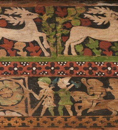 Zdjęcie nr 6: Polichromia pokrywa strop i ściany prezbiterium, strop, zaskrzynienia i ściany nawy oraz belkę tęczową, ambonę, ławkę kolatorską i parapet chóru muzycznego.  W dekoracji zastosowano 77 motywów zarówno figuralnych, jak i  heraldycznych, roślinnych, zwierzęcych, sakralnych, architektonicznych, tekstylnych, geometrycznych. Motywy tworzą oddzielne pasy dekoracyjne , dając wrażenie wzorzystych tkanin lub fryzów. Koloryt: jasna i ciemna czerwień, zielenie, błękity, brązy oraz żółcienie na białym lub czarnym podkładzie, czasem bezpośrednio na drewnie.  