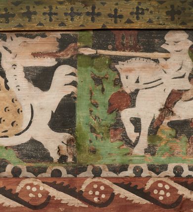 Zdjęcie nr 5: Polichromia pokrywa strop i ściany prezbiterium, strop, zaskrzynienia i ściany nawy oraz belkę tęczową, ambonę, ławkę kolatorską i parapet chóru muzycznego.  W dekoracji zastosowano 77 motywów zarówno figuralnych, jak i  heraldycznych, roślinnych, zwierzęcych, sakralnych, architektonicznych, tekstylnych, geometrycznych. Motywy tworzą oddzielne pasy dekoracyjne , dając wrażenie wzorzystych tkanin lub fryzów. Koloryt: jasna i ciemna czerwień, zielenie, błękity, brązy oraz żółcienie na białym lub czarnym podkładzie, czasem bezpośrednio na drewnie.  