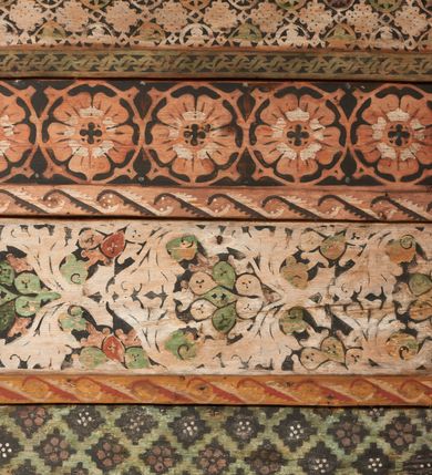 Zdjęcie nr 7: Polichromia pokrywa strop i ściany prezbiterium, strop, zaskrzynienia i ściany nawy oraz belkę tęczową, ambonę, ławkę kolatorską i parapet chóru muzycznego.  W dekoracji zastosowano 77 motywów zarówno figuralnych, jak i  heraldycznych, roślinnych, zwierzęcych, sakralnych, architektonicznych, tekstylnych, geometrycznych. Motywy tworzą oddzielne pasy dekoracyjne , dając wrażenie wzorzystych tkanin lub fryzów. Koloryt: jasna i ciemna czerwień, zielenie, błękity, brązy oraz żółcienie na białym lub czarnym podkładzie, czasem bezpośrednio na drewnie.  