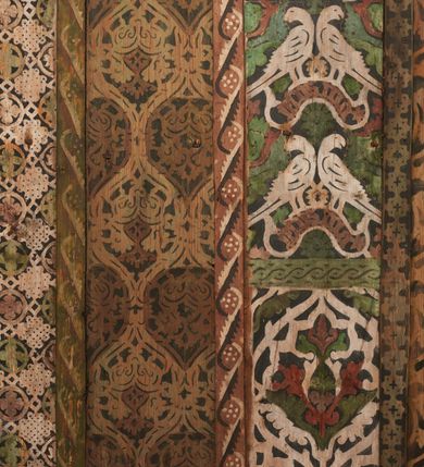 Zdjęcie nr 8: Polichromia pokrywa strop i ściany prezbiterium, strop, zaskrzynienia i ściany nawy oraz belkę tęczową, ambonę, ławkę kolatorską i parapet chóru muzycznego.  W dekoracji zastosowano 77 motywów zarówno figuralnych, jak i  heraldycznych, roślinnych, zwierzęcych, sakralnych, architektonicznych, tekstylnych, geometrycznych. Motywy tworzą oddzielne pasy dekoracyjne , dając wrażenie wzorzystych tkanin lub fryzów. Koloryt: jasna i ciemna czerwień, zielenie, błękity, brązy oraz żółcienie na białym lub czarnym podkładzie, czasem bezpośrednio na drewnie.  