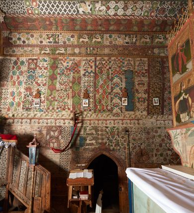 Zdjęcie nr 9: Polichromia pokrywa strop i ściany prezbiterium, strop, zaskrzynienia i ściany nawy oraz belkę tęczową, ambonę, ławkę kolatorską i parapet chóru muzycznego.  W dekoracji zastosowano 77 motywów zarówno figuralnych, jak i  heraldycznych, roślinnych, zwierzęcych, sakralnych, architektonicznych, tekstylnych, geometrycznych. Motywy tworzą oddzielne pasy dekoracyjne , dając wrażenie wzorzystych tkanin lub fryzów. Koloryt: jasna i ciemna czerwień, zielenie, błękity, brązy oraz żółcienie na białym lub czarnym podkładzie, czasem bezpośrednio na drewnie.  