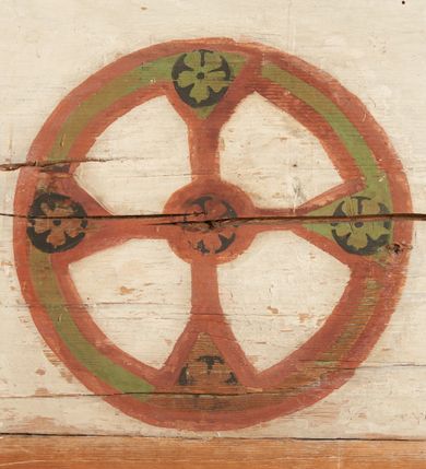 Zdjęcie nr 11: Polichromia pokrywa strop i ściany prezbiterium, strop, zaskrzynienia i ściany nawy oraz belkę tęczową, ambonę, ławkę kolatorską i parapet chóru muzycznego.  W dekoracji zastosowano 77 motywów zarówno figuralnych, jak i  heraldycznych, roślinnych, zwierzęcych, sakralnych, architektonicznych, tekstylnych, geometrycznych. Motywy tworzą oddzielne pasy dekoracyjne , dając wrażenie wzorzystych tkanin lub fryzów. Koloryt: jasna i ciemna czerwień, zielenie, błękity, brązy oraz żółcienie na białym lub czarnym podkładzie, czasem bezpośrednio na drewnie.  