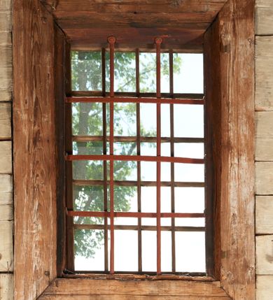 Zdjęcie nr 12: Polichromia pokrywa strop i ściany prezbiterium, strop, zaskrzynienia i ściany nawy oraz belkę tęczową, ambonę, ławkę kolatorską i parapet chóru muzycznego.  W dekoracji zastosowano 77 motywów zarówno figuralnych, jak i  heraldycznych, roślinnych, zwierzęcych, sakralnych, architektonicznych, tekstylnych, geometrycznych. Motywy tworzą oddzielne pasy dekoracyjne , dając wrażenie wzorzystych tkanin lub fryzów. Koloryt: jasna i ciemna czerwień, zielenie, błękity, brązy oraz żółcienie na białym lub czarnym podkładzie, czasem bezpośrednio na drewnie.  