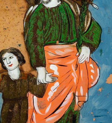 Zdjęcie nr 4: Obraz w kształcie stojącego prostokąta, w starszej, drewnianej, profilowanej ramce pomalowanej na czarno. Na błękitnym jednolitym tle całopostaciowe przedstawienie Matki Boskiej i św. Józefa prowadzących za ręce kilkuletniego Jezusa.   Postacie zwrócone w trzech czwartych w lewo, ukazane w ruchu (w wykroku). Maria ubrana w długą czerwoną suknię, okryta ciemnoniebieskim płaszczem, na głowie nosi białą chustę. Św. Józef, ubrany w długą zieloną suknię, przewiązany w pasie czerwoną draperią, w lewej dłoni trzyma białą lilię, głowę zwraca w kierunku idącego obok Jezusa. Wokół głów Marii i Józefa koliste nimby.  W tle, za plecami przedstawionych osób duże złote koło ozdobione w górnej części dużymi kielichami kwiatów róż i tulipanów. Koloryt intensywny, nasycony. Formy kształtowane czarnym konturem i światłocieniowo.