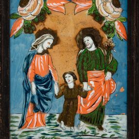 Zdjęcie nr 1: Obraz w kształcie stojącego prostokąta, w starszej, drewnianej, profilowanej ramce pomalowanej na czarno. Na błękitnym jednolitym tle całopostaciowe przedstawienie Matki Boskiej i św. Józefa prowadzących za ręce kilkuletniego Jezusa.   Postacie zwrócone w trzech czwartych w lewo, ukazane w ruchu (w wykroku). Maria ubrana w długą czerwoną suknię, okryta ciemnoniebieskim płaszczem, na głowie nosi białą chustę. Św. Józef, ubrany w długą zieloną suknię, przewiązany w pasie czerwoną draperią, w lewej dłoni trzyma białą lilię, głowę zwraca w kierunku idącego obok Jezusa. Wokół głów Marii i Józefa koliste nimby.  W tle, za plecami przedstawionych osób duże złote koło ozdobione w górnej części dużymi kielichami kwiatów róż i tulipanów. Koloryt intensywny, nasycony. Formy kształtowane czarnym konturem i światłocieniowo.