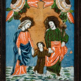 Zdjęcie nr 1: Obraz w kształcie stojącego prostokąta, w starszej, drewnianej, profilowanej ramce pomalowanej na czarno. Na błękitnym jednolitym tle całopostaciowe przedstawienie Matki Boskiej i św. Józefa prowadzących za ręce kilkuletniego Jezusa.   Postacie zwrócone w trzech czwartych w lewo, ukazane w ruchu (w wykroku). Maria ubrana w długą czerwoną suknię, okryta ciemnoniebieskim płaszczem, na głowie nosi białą chustę. Św. Józef, ubrany w długą zieloną suknię, przewiązany w pasie czerwoną draperią, w lewej dłoni trzyma białą lilię, głowę zwraca w kierunku idącego obok Jezusa. Wokół głów Marii i Józefa koliste nimby.  W tle, za plecami przedstawionych osób duże złote koło ozdobione w górnej części dużymi kielichami kwiatów róż i tulipanów. Koloryt intensywny, nasycony. Formy kształtowane czarnym konturem i światłocieniowo.