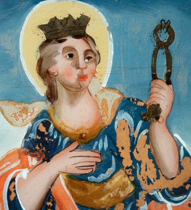 Zdjęcie nr 3: Obraz w kształcie stojącego prostokąta, w starszej, drewnianej, profilowanej, pomalowanej na czarno ramce. Pośrodku duży owalny medalion, w którym św. Apolonia ukazana w trzech czwartych postaci, zwrócona en trois quatre w prawo, z głową obróconą w lewo. Ręce zgięte w łokciach, w lewej wzniesionej trzyma obcęgi z zębem (narzędzie męki); prawa dłoń złożona na piersi. Twarz pełna, okolona jasnymi włosami. Na głowie otwarta korona, z tyłu głowy nimb. Ubrana w ciemnoniebieską suknię z dekoltem, okryta czerwoną draperią. Tło błękitne, u dołu rozbielone. Kolory intensywne, nasycone.