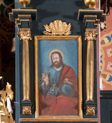 Zdjęcie nr 3: Ambona przyścienna, wisząca, z dostępem przez drzwi od strony zakrystii. Kosz wieloboczny, na cokole, z podwieszeniem w postaci ośmiu kabłąków, zakończonych szyszką. Ścianki kosza wydzielone kolumienkami podtrzymującymi wyłamane na ich osi belkowanie z silnie wysuniętym gzymsem tworzącym parapet. W polach nisze z płaskorzeźbionymi przedstawieniami ewangelistów. Po prawej stronie do kosza dobudowany ćwierćkolisty podest z pełną balustradą. Zaplecek wąski, ujęty dwiema kolumienkami stojącymi na wspornikach, podtrzymującymi imposty, na których stoją wazoniki. W dolnej części płycina. W polu obraz w formie stojącego prostokąta, ujęty ramą zakończoną muszlą, z przedstawieniem Chrystusa w typie Salvator Mundi. Baldachim na planie ośmioboku, w formie belkowania, na którym ustawione są kabłąki, podtrzymujące figurę anioła grającego na trąbie. Na podniebiu baldachimu figura gołębicy Ducha Świętego w glorii promienistej. Struktura polichromowana w kolorze niebiesko-zielonym; kolumienki, profile i ornamentyka złocone. 
