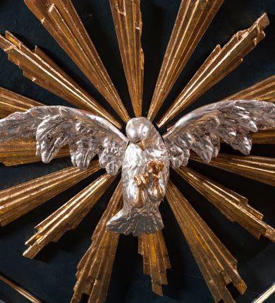 Zdjęcie nr 5: Ambona przyścienna, wisząca, z dostępem przez drzwi od strony zakrystii. Kosz wieloboczny, na cokole, z podwieszeniem w postaci ośmiu kabłąków, zakończonych szyszką. Ścianki kosza wydzielone kolumienkami podtrzymującymi wyłamane na ich osi belkowanie z silnie wysuniętym gzymsem tworzącym parapet. W polach nisze z płaskorzeźbionymi przedstawieniami ewangelistów. Po prawej stronie do kosza dobudowany ćwierćkolisty podest z pełną balustradą. Zaplecek wąski, ujęty dwiema kolumienkami stojącymi na wspornikach, podtrzymującymi imposty, na których stoją wazoniki. W dolnej części płycina. W polu obraz w formie stojącego prostokąta, ujęty ramą zakończoną muszlą, z przedstawieniem Chrystusa w typie Salvator Mundi. Baldachim na planie ośmioboku, w formie belkowania, na którym ustawione są kabłąki, podtrzymujące figurę anioła grającego na trąbie. Na podniebiu baldachimu figura gołębicy Ducha Świętego w glorii promienistej. Struktura polichromowana w kolorze niebiesko-zielonym; kolumienki, profile i ornamentyka złocone. 
