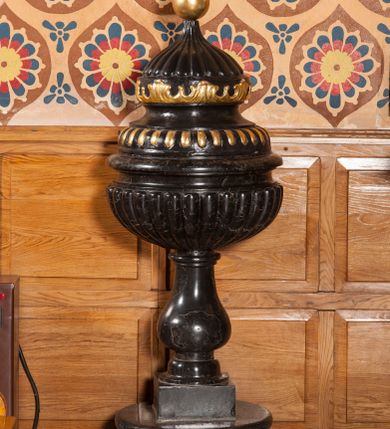 Zdjęcie nr 1: Podstawa na rzucie koła, trzon w typie gruszkowatym. Czara w kształcie mocno spłaszczonej kuli pokrytej puklami z profilowanym brzegiem. Pokrywa dwustrefowa, strefy oddzielone gładką wklęską, dolna strefa puklowana, górna puklowna, ujęta od dołu fryzem z liści, zwężająca się ku górze, zwieńczona złoconą kulą z krzyżem o ramionach zakończonych trójlistnie.  