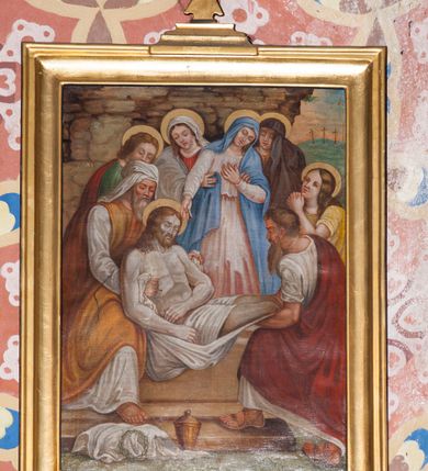 Zdjęcie nr 6: Stacje drogi krzyżowej w formie obrazów o kształcie stojącego prostokąta, ujęte drewnianą, profilowaną ramą, zwieńczone cokolikiem z krzyżem równoramiennym. U dołu ramy podwieszone pole o fantazyjnym kształcie z rzymską cyfrą. Sceny wielofigurowe, ukazane we wnętrzach lub na tle pejzażu. Postać Chrystusa przedstawiona w różowej tunice i niebieskim płaszczu lub w białym perizonium, z nimbem wokół głowy. Kolorystyka przedstawień intensywna. 