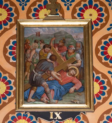 Zdjęcie nr 13: Stacje drogi krzyżowej w formie obrazów o kształcie stojącego prostokąta, ujęte drewnianą, profilowaną ramą, zwieńczone cokolikiem z krzyżem równoramiennym. U dołu ramy podwieszone pole o fantazyjnym kształcie z rzymską cyfrą. Sceny wielofigurowe, ukazane we wnętrzach lub na tle pejzażu. Postać Chrystusa przedstawiona w różowej tunice i niebieskim płaszczu lub w białym perizonium, z nimbem wokół głowy. Kolorystyka przedstawień intensywna. 