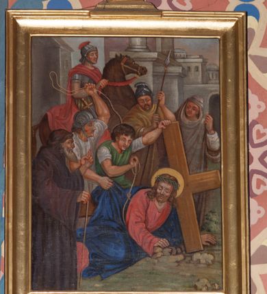 Zdjęcie nr 7: Stacje drogi krzyżowej w formie obrazów o kształcie stojącego prostokąta, ujęte drewnianą, profilowaną ramą, zwieńczone cokolikiem z krzyżem równoramiennym. U dołu ramy podwieszone pole o fantazyjnym kształcie z rzymską cyfrą. Sceny wielofigurowe, ukazane we wnętrzach lub na tle pejzażu. Postać Chrystusa przedstawiona w różowej tunice i niebieskim płaszczu lub w białym perizonium, z nimbem wokół głowy. Kolorystyka przedstawień intensywna. 