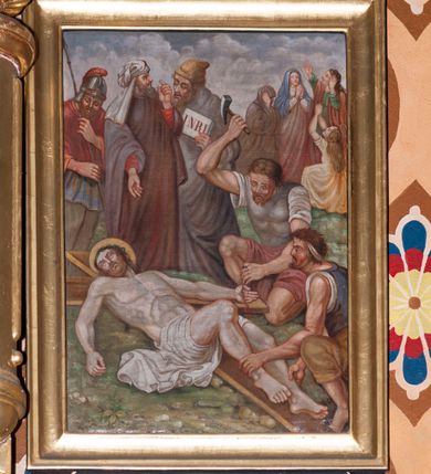 Zdjęcie nr 3: Stacje drogi krzyżowej w formie obrazów o kształcie stojącego prostokąta, ujęte drewnianą, profilowaną ramą, zwieńczone cokolikiem z krzyżem równoramiennym. U dołu ramy podwieszone pole o fantazyjnym kształcie z rzymską cyfrą. Sceny wielofigurowe, ukazane we wnętrzach lub na tle pejzażu. Postać Chrystusa przedstawiona w różowej tunice i niebieskim płaszczu lub w białym perizonium, z nimbem wokół głowy. Kolorystyka przedstawień intensywna. 