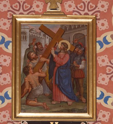 Zdjęcie nr 2: Stacje drogi krzyżowej w formie obrazów o kształcie stojącego prostokąta, ujęte drewnianą, profilowaną ramą, zwieńczone cokolikiem z krzyżem równoramiennym. U dołu ramy podwieszone pole o fantazyjnym kształcie z rzymską cyfrą. Sceny wielofigurowe, ukazane we wnętrzach lub na tle pejzażu. Postać Chrystusa przedstawiona w różowej tunice i niebieskim płaszczu lub w białym perizonium, z nimbem wokół głowy. Kolorystyka przedstawień intensywna. 