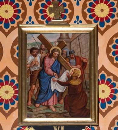 Zdjęcie nr 10: Stacje drogi krzyżowej w formie obrazów o kształcie stojącego prostokąta, ujęte drewnianą, profilowaną ramą, zwieńczone cokolikiem z krzyżem równoramiennym. U dołu ramy podwieszone pole o fantazyjnym kształcie z rzymską cyfrą. Sceny wielofigurowe, ukazane we wnętrzach lub na tle pejzażu. Postać Chrystusa przedstawiona w różowej tunice i niebieskim płaszczu lub w białym perizonium, z nimbem wokół głowy. Kolorystyka przedstawień intensywna. 