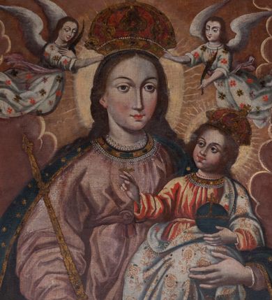 Zdjęcie nr 1: Obraz w formie stojącego prostokąta przedstawia Marię ukazaną do kolan, frontalnie. W prawej, opuszczonej ręce trzyma berło królewskie, a lewą przytrzymuje Dzieciątko. Twarz ma owalną, o łagodnych, regularnych rysach, migdałowatych oczach, łukowatych brwiach, wąskim, długim nosie i małych ustach, okoloną długimi, brązowymi włosami opadającymi wzdłuż ramion. Maria ubrana jest w różową suknię, przepasaną w talii, z dekoracyjnym obszyciem otworu na głowę oraz granatowy płaszcz ze złoconą lamówką i złoconymi gwiazdami, zarzucony na ramiona i nogi. Na głowie ma bogato zdobioną koronę zamkniętą, podtrzymywaną przez dwa małe anioły, w białych, kwiecistych tunikach. Dzieciątko w pozycji siedzącej, zwrócone w trzech czwartych w prawo, z głową skierowaną w górę, lewą ręką przytrzymuje jabłko królewskie, prawą unosi w geście błogosławieństwa. Twarz ma owalną, o pełnych policzkach, okrągłych oczach, małym nosie i pełnych ustach, okoloną brązowymi, kręconymi włosami. Ubrane jest w czerwoną tunikę przepasaną w talii, z dekoracyjnym obszyciem otworu na głowę oraz szary, wzorzysty płaszcz, zarzucony na lewe ramię i nogi. Na głowie ma bogatą koronę zamkniętą. Wokół głów obu postaci nimby zamknięte i gloria promienista. Maria i Dzieciątko ukazani są na jasnobrązowym tle w postaci nieba i rozświetlonego zarysu obłoków.

 