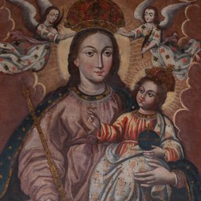 Zdjęcie nr 1: Obraz w formie stojącego prostokąta przedstawia Marię ukazaną do kolan, frontalnie. W prawej, opuszczonej ręce trzyma berło królewskie, a lewą przytrzymuje Dzieciątko. Twarz ma owalną, o łagodnych, regularnych rysach, migdałowatych oczach, łukowatych brwiach, wąskim, długim nosie i małych ustach, okoloną długimi, brązowymi włosami opadającymi wzdłuż ramion. Maria ubrana jest w różową suknię, przepasaną w talii, z dekoracyjnym obszyciem otworu na głowę oraz granatowy płaszcz ze złoconą lamówką i złoconymi gwiazdami, zarzucony na ramiona i nogi. Na głowie ma bogato zdobioną koronę zamkniętą, podtrzymywaną przez dwa małe anioły, w białych, kwiecistych tunikach. Dzieciątko w pozycji siedzącej, zwrócone w trzech czwartych w prawo, z głową skierowaną w górę, lewą ręką przytrzymuje jabłko królewskie, prawą unosi w geście błogosławieństwa. Twarz ma owalną, o pełnych policzkach, okrągłych oczach, małym nosie i pełnych ustach, okoloną brązowymi, kręconymi włosami. Ubrane jest w czerwoną tunikę przepasaną w talii, z dekoracyjnym obszyciem otworu na głowę oraz szary, wzorzysty płaszcz, zarzucony na lewe ramię i nogi. Na głowie ma bogatą koronę zamkniętą. Wokół głów obu postaci nimby zamknięte i gloria promienista. Maria i Dzieciątko ukazani są na jasnobrązowym tle w postaci nieba i rozświetlonego zarysu obłoków.

 