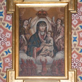 Zdjęcie nr 1: Obraz w formie stojącego prostokąta. W centrum pośród obłoków ukazana półpostać Matki Boskiej, zwróconej w trzech czwartych w lewo. Lewą ręką podtrzymuje Dzieciątko, razem z nim w prawej dłoni trzyma różaniec. Twarz ma owalną o łagodnych rysach, migdałowatych oczach, wąskim nosie i małych pełnych ustach. Wokół głowy nimb promienisty. Ubrana jest w jasnoczerwoną suknię oraz ciemnoniebieski maforion o wzorze roślinnym, z lamówką, zarzucony na głowę i ramiona. Wokół twarzy ma podwikę. Dzieciątko w pozycji siedzącej, zwrócone w trzech czwartych w prawo, prawą rękę unosi w geście błogosławieństwa, lewą trzyma z Matką różaniec. Twarz ma owalną, o pełnych policzkach, migdałowatych oczach, małym nosie i pełnych ustach, okoloną krótkimi włosami. Na głowie ma otwartą koronę. Ubrane jest w białą tunikę o roślinnym wzorze i czerwonej lamówce, przepasaną w talii. Postacie flankują dwa anioły zwrócone w trzech czwartych do wewnątrz, jedną ręką podtrzymujące nad głową Marii zamkniętą koronę, w drugiej trzymając gałązkę róży i lilii. Twarze mają okrągłe, o migdałowatych oczach skierowanych w górę, wąskich nosach i małych, pełnych ustach, okolone kręconymi włosami. Ubrane są w luźne tuniki, przepasane szarfami w talii. W dolnej części przedstawienia ukazane niewielkie postacie członków bractwa w dwóch grupach zwróconych do wewnątrz, klęczących, z rękami złożonymi w geście modlitwy. Pomiędzy nimi jedna klęcząca postać ukazana od tyłu z dwoma rękami uniesionymi do góry. Wszyscy członkowie bractwa ubrani są w czerwone tuniki z kapturami na głowach, w dłoniach trzymają różańce. Przedstawienie ukazane na tle brązowo-żółtego nieba rozświetlonego łuną w górnej części obrazu. 



