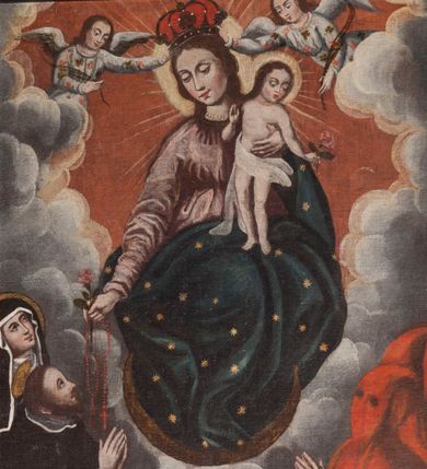 Zdjęcie nr 1: Obraz w formie stojącego prostokąta. W centrum, na obłokach Matka Boska, ukazana w pozycji siedzącej, zwrócona w trzech czwartych w lewo, z głową pochyloną i skierowaną w prawo, nogi ma oparte na sierpie księżyca. Lewą ręką przytrzymuje stojące na jej kolanach Dzieciątko, prawą wyciąga w dół, podając różaniec, w dłoni trzyma różę. Twarz ma owalną o łagodnych, delikatnych rysach, migdałowatych oczach, prostym nosie i małych ustach, okoloną długimi brązowymi włosami, opadającymi wzdłuż ramion. Ubrana jest w jasnoróżową suknię z wysokim stanem oraz ciemnoniebieski płaszcz w gwiazdy zarzucony na lewe ramię i nogi. Na głowie ma zamkniętą koronę podtrzymywaną przez dwa nadlatujące anioły, w biały tunikach, o kwiecistym wzorze, trzymające liście palm. Dzieciątko w pozycji stojącej, z pochyloną głową, skierowaną w lewo. Prawą rękę unosi w geście błogosławieństwa, lewą wyciąga w dół, trzymając różę. Twarz ma owalną, o łagodnych rysach, zbliżonych do Matki, okoloną brązowymi włosami sięgającymi ramion. Ciało ma szczupłe, w partii bioder przewiązane białą tkaniną, wokół szyi czerwone korale. Wokół głowy obu postaci nimby i gloria promienista. Maria ujęta jest obłokami, na tle rozświetlonego czerwono-żółtego nieba. W lewym dolnym rogu półpostacie św. Dominika i św. Katarzyny Sieneńskiej. Dominik ukazany jest z profilu, skierowany w lewo, z głową zwróconą do góry i rękami złożonymi w geście modlitwy. Twarz ma okoloną krótką brodą i włosami. Nad głową aureola. Ubrany jest w biały habit i czarny płaszcz. Za nim św. Katarzyna, z głową skierowaną w górę. Twarz ma owalną, o łagodnych rysach. Wokół niej ma białą podwikę, na głowie czarny welon. Wokół głowy nimb. W prawym dolnym rogu obrazu trzej członkowie bractwa, pierwszy ukazany z profilu, z rękami złożonymi w geście modlitwy, na których ma zawieszony różaniec. Ubrani są w czerwone tuniki z kapturami na głowach. U dołu przedstawienia godło zakonu dominikanów w fantazyjnym kartuszu, na niebieskim tle. 


