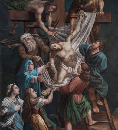 Zdjęcie nr 1: Obraz w formie stojącego prostokąta. W centrum kompozycji znajduje się krzyż, na którego belce poprzecznej opiera się dwóch mężczyzn, zdejmujących bezwładne ciało Chrystusa zsuwające się na białej tkaninie w ramiona postaci św. Jana stojącego tyłem, z lewą nogą opartą na szczeblu drabiny. Obok, w prawej części obrazu, na drabinie stoi dojrzały mężczyzna zwrócony frontalnie, z głową skierowaną w górę. W lewej części kompozycji dwie klęczące kobiety, z których jedna – Maria Magdalena, odwrócona jest tyłem, obiema rękami trzyma stopę Jezusa. Nad nimi Maria ukazana z profilu, z wyciągniętymi do przodu rękami, lewą trzyma Chrystusa za ramię. Ponad nią stoi starzec skierowany w trzech czwartych w lewo, prawą ręką trzyma tkaninę, lewą ramię Jezusa. Chrystus ukazany jest jako nagi, w partii bioder przewiązany perizonium. Oprócz św. Jana, pozostali mężczyźni ukazani są jako dojrzali, z brodami i krótkimi włosami, większość ubrana w tuniki sięgające kolan, przepasane w talii. Kobiety ubrane są w suknie przepasane w talii oraz płaszcze, część z nich z welonami na głowie. W prawym dolnym rogu obrazu leżą narzędzia męki – korona cierniona, metalowa miska z gwoździami, gąbka, obcęgi i rozwinięty zwój z sygnaturą „SV”. Scena ukazana na tle pejzażu z ciemnym, granatowym niebem. 

