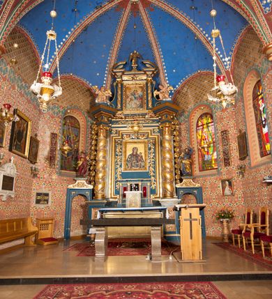 Zdjęcie nr 2: Nastawa architektoniczna, jednoosiowa z bramkami, jednokondygnacyjna ze zwieńczeniem, na wysokim cokole z wyłamanymi dwoma prostopadłościanami. Ołtarz skrzyniowy, prostopadłościenny, obity blachą; mensa drewniana. Na ołtarzu tabernakulum i tron wystawienia. Nastawa flankowana parą pilastrów i ustawioną przed nimi parą kolumn o kręconych trzonach oplecionych wicią roślinną, z korynckimi kapitelami. Podpory dźwigają pełne belkowanie wyłamane pod kątem na ich osi, z fryzem dekorowanym rozetami i wicią roślinną oraz cokoły z figurami puttów na obłokach. Niemal całe pole środkowe wypełnione wnęką w formie stojącego prostokąta o wciętych górnych narożach, ujętą profilowaną ramą. Wewnątrz dużo mniejszy obraz Matki Boskiej Gajowskiej w osobnej ramie, flankowany roślinnymi zwisami, od góry dekorowany uskrzydlonymi główkami anielskimi na obłokach. Nastawa ujęta uszami w kształcie roślinnych zwisów. Zwieńczenie w formie stojącego prostokąta, flankowane kolumienkami o kręconych trzonach oraz spływami wolutowymi. Podpory dźwigają pełne belkowanie wyłamane na ich osi, dekorowane rozetami i uskrzydloną główką anielską oraz fragmenty przerwanego półkolistego przyczółka. Na belkowaniu cokół z figurą anioła. Całe pole wypełnia wnęka w formie stojącego prostokąta ujętego ramą dekorowaną ornamentem roślinnym, z obrazem Matki Boskiej Anielskiej. Nastawę flankują bramki w profilowanych framugach, z przejściami w kształcie stojącego prostokąta zamkniętego łukiem półkolistym, w przyłuczach dekorowane ornamentem roślinnym. Zamknięte są cokołami utworzonymi ze spływów wolutowych, na których stoją figury św. Piotra i św. Pawła. Struktura polichromowana w kolorze niebiesko-zielonym, z czerwonymi detalami; kolumny, profile i ornamentyka złocone. 
