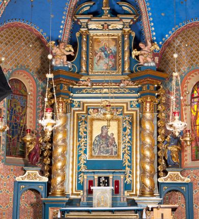 Zdjęcie nr 1: Nastawa architektoniczna, jednoosiowa z bramkami, jednokondygnacyjna ze zwieńczeniem, na wysokim cokole z wyłamanymi dwoma prostopadłościanami. Ołtarz skrzyniowy, prostopadłościenny, obity blachą; mensa drewniana. Na ołtarzu tabernakulum i tron wystawienia. Nastawa flankowana parą pilastrów i ustawioną przed nimi parą kolumn o kręconych trzonach oplecionych wicią roślinną, z korynckimi kapitelami. Podpory dźwigają pełne belkowanie wyłamane pod kątem na ich osi, z fryzem dekorowanym rozetami i wicią roślinną oraz cokoły z figurami puttów na obłokach. Niemal całe pole środkowe wypełnione wnęką w formie stojącego prostokąta o wciętych górnych narożach, ujętą profilowaną ramą. Wewnątrz dużo mniejszy obraz Matki Boskiej Gajowskiej w osobnej ramie, flankowany roślinnymi zwisami, od góry dekorowany uskrzydlonymi główkami anielskimi na obłokach. Nastawa ujęta uszami w kształcie roślinnych zwisów. Zwieńczenie w formie stojącego prostokąta, flankowane kolumienkami o kręconych trzonach oraz spływami wolutowymi. Podpory dźwigają pełne belkowanie wyłamane na ich osi, dekorowane rozetami i uskrzydloną główką anielską oraz fragmenty przerwanego półkolistego przyczółka. Na belkowaniu cokół z figurą anioła. Całe pole wypełnia wnęka w formie stojącego prostokąta ujętego ramą dekorowaną ornamentem roślinnym, z obrazem Matki Boskiej Anielskiej. Nastawę flankują bramki w profilowanych framugach, z przejściami w kształcie stojącego prostokąta zamkniętego łukiem półkolistym, w przyłuczach dekorowane ornamentem roślinnym. Zamknięte są cokołami utworzonymi ze spływów wolutowych, na których stoją figury św. Piotra i św. Pawła. Struktura polichromowana w kolorze niebiesko-zielonym, z czerwonymi detalami; kolumny, profile i ornamentyka złocone. 
