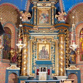 Zdjęcie nr 1: Nastawa architektoniczna, jednoosiowa z bramkami, jednokondygnacyjna ze zwieńczeniem, na wysokim cokole z wyłamanymi dwoma prostopadłościanami. Ołtarz skrzyniowy, prostopadłościenny, obity blachą; mensa drewniana. Na ołtarzu tabernakulum i tron wystawienia. Nastawa flankowana parą pilastrów i ustawioną przed nimi parą kolumn o kręconych trzonach oplecionych wicią roślinną, z korynckimi kapitelami. Podpory dźwigają pełne belkowanie wyłamane pod kątem na ich osi, z fryzem dekorowanym rozetami i wicią roślinną oraz cokoły z figurami puttów na obłokach. Niemal całe pole środkowe wypełnione wnęką w formie stojącego prostokąta o wciętych górnych narożach, ujętą profilowaną ramą. Wewnątrz dużo mniejszy obraz Matki Boskiej Gajowskiej w osobnej ramie, flankowany roślinnymi zwisami, od góry dekorowany uskrzydlonymi główkami anielskimi na obłokach. Nastawa ujęta uszami w kształcie roślinnych zwisów. Zwieńczenie w formie stojącego prostokąta, flankowane kolumienkami o kręconych trzonach oraz spływami wolutowymi. Podpory dźwigają pełne belkowanie wyłamane na ich osi, dekorowane rozetami i uskrzydloną główką anielską oraz fragmenty przerwanego półkolistego przyczółka. Na belkowaniu cokół z figurą anioła. Całe pole wypełnia wnęka w formie stojącego prostokąta ujętego ramą dekorowaną ornamentem roślinnym, z obrazem Matki Boskiej Anielskiej. Nastawę flankują bramki w profilowanych framugach, z przejściami w kształcie stojącego prostokąta zamkniętego łukiem półkolistym, w przyłuczach dekorowane ornamentem roślinnym. Zamknięte są cokołami utworzonymi ze spływów wolutowych, na których stoją figury św. Piotra i św. Pawła. Struktura polichromowana w kolorze niebiesko-zielonym, z czerwonymi detalami; kolumny, profile i ornamentyka złocone. 
