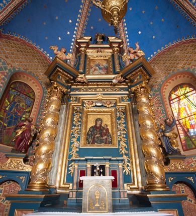 Zdjęcie nr 3: Nastawa architektoniczna, jednoosiowa z bramkami, jednokondygnacyjna ze zwieńczeniem, na wysokim cokole z wyłamanymi dwoma prostopadłościanami. Ołtarz skrzyniowy, prostopadłościenny, obity blachą; mensa drewniana. Na ołtarzu tabernakulum i tron wystawienia. Nastawa flankowana parą pilastrów i ustawioną przed nimi parą kolumn o kręconych trzonach oplecionych wicią roślinną, z korynckimi kapitelami. Podpory dźwigają pełne belkowanie wyłamane pod kątem na ich osi, z fryzem dekorowanym rozetami i wicią roślinną oraz cokoły z figurami puttów na obłokach. Niemal całe pole środkowe wypełnione wnęką w formie stojącego prostokąta o wciętych górnych narożach, ujętą profilowaną ramą. Wewnątrz dużo mniejszy obraz Matki Boskiej Gajowskiej w osobnej ramie, flankowany roślinnymi zwisami, od góry dekorowany uskrzydlonymi główkami anielskimi na obłokach. Nastawa ujęta uszami w kształcie roślinnych zwisów. Zwieńczenie w formie stojącego prostokąta, flankowane kolumienkami o kręconych trzonach oraz spływami wolutowymi. Podpory dźwigają pełne belkowanie wyłamane na ich osi, dekorowane rozetami i uskrzydloną główką anielską oraz fragmenty przerwanego półkolistego przyczółka. Na belkowaniu cokół z figurą anioła. Całe pole wypełnia wnęka w formie stojącego prostokąta ujętego ramą dekorowaną ornamentem roślinnym, z obrazem Matki Boskiej Anielskiej. Nastawę flankują bramki w profilowanych framugach, z przejściami w kształcie stojącego prostokąta zamkniętego łukiem półkolistym, w przyłuczach dekorowane ornamentem roślinnym. Zamknięte są cokołami utworzonymi ze spływów wolutowych, na których stoją figury św. Piotra i św. Pawła. Struktura polichromowana w kolorze niebiesko-zielonym, z czerwonymi detalami; kolumny, profile i ornamentyka złocone. 
