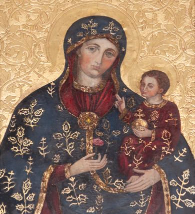 Zdjęcie nr 1: Obraz w formie stojącego prostokąta. W centrum Matka Boska ukazana w półpostaci, frontalnie, z głową lekko przechyloną w lewo. W prawej dłoni, na tle piersi trzyma kwiat róży, lewą podtrzymuje na ramieniu Dzieciątko. Twarz ma pociągłą, o migdałowatych oczach, prostym nosie i małych, pełnych ustach, okoloną jasnobrązowymi, kręconymi włosami ukrytymi pod welonem. Ubrana jest w czerwoną suknię o dekoracyjnej, złoconej lamówce z malowaną imitacją kameryzacji. Na głowę i ramiona ma narzucony ciemnoniebieski maforion o złoconym wzorze kwiatowym, z dekoracyjną, złoconą lamówką, z malowaną imitacją kameryzacji, na piersi zapięty okrągłą broszą z malowanym kamieniem szlachetnym. Dzieciątko w pozycji siedzącej, zwrócone w trzech czwartych w prawo, lewą ręką podtrzymuje złocone jabłko królewskie, prawą unosi w geście błogosławieństwa. Twarz ma szczupłą, trójkątną, o dużych, migdałowatych oczach, małym nosie i ustach, okoloną jasnobrązowymi, krótkimi włosami. Ubrane jest w czerwoną suknię o złoconym wzorze kwiatowym, ze złoconą lamówką z imitacją kameryzacji. Postacie ukazane na złoconym tle, z rytym w zaprawie wzorem wici roślinnej oraz rytymi w zaprawie nimbami wokół ich głów. 
