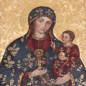 Zdjęcie nr 1: Obraz w formie stojącego prostokąta. W centrum Matka Boska ukazana w półpostaci, frontalnie, z głową lekko przechyloną w lewo. W prawej dłoni, na tle piersi trzyma kwiat róży, lewą podtrzymuje na ramieniu Dzieciątko. Twarz ma pociągłą, o migdałowatych oczach, prostym nosie i małych, pełnych ustach, okoloną jasnobrązowymi, kręconymi włosami ukrytymi pod welonem. Ubrana jest w czerwoną suknię o dekoracyjnej, złoconej lamówce z malowaną imitacją kameryzacji. Na głowę i ramiona ma narzucony ciemnoniebieski maforion o złoconym wzorze kwiatowym, z dekoracyjną, złoconą lamówką, z malowaną imitacją kameryzacji, na piersi zapięty okrągłą broszą z malowanym kamieniem szlachetnym. Dzieciątko w pozycji siedzącej, zwrócone w trzech czwartych w prawo, lewą ręką podtrzymuje złocone jabłko królewskie, prawą unosi w geście błogosławieństwa. Twarz ma szczupłą, trójkątną, o dużych, migdałowatych oczach, małym nosie i ustach, okoloną jasnobrązowymi, krótkimi włosami. Ubrane jest w czerwoną suknię o złoconym wzorze kwiatowym, ze złoconą lamówką z imitacją kameryzacji. Postacie ukazane na złoconym tle, z rytym w zaprawie wzorem wici roślinnej oraz rytymi w zaprawie nimbami wokół ich głów. 
