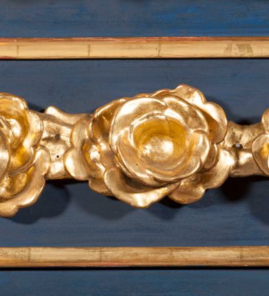 Zdjęcie nr 14: Nastawa ołtarzowa architektoniczna, jednoosiowa, jednokondygnacyjna ze zwieńczeniem. Ołtarz sarkofagowy, wybrzuszony w górnej części, zwężający się ku dołowi, na cokole; mensa drewniana. Na frontowej ścianie skrzyni ołtarzowej płycina w formie odwróconego trapezu. Nastawa ustawiona na dwustrefowym cokole, z wyłamanymi dwoma prostopadłościanami, ujęta parą kolumn o kręconych trzonach oplecionych wicią roślinną, dźwigających fragmenty gzymsu wyłamane pod kątem o wklęsłych bokach. Na nich ustawione figury dwóch aniołów. Niemal całe pole główne wypełnione jest wnęką w formie stojącego prostokąta o wklęsłych górnych narożach, z uskokiem, ujętą grubą, profilowaną ramą dekorowaną kwiatami, z obrazem Matki Boskiej Różańcowej. Pod wnęką płycina wypełniona kwiatami. Kondygnacja flankowana uszami utworzonymi z suchego akantu z dwiema parami puttów. Zwieńczenie w formie medalionu z obrazem Zwiastowania ujętego suchym akantem, zakończone cokołem z figurą anioła. Struktura polichromowana w kolorze niebieskim; kolumny, profile i ornamentyka złocone. 