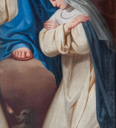 Zdjęcie nr 4: Obraz w formie stojącego prostokąta o wklęsłych górnych narożach z uskokiem, z przedstawieniem Matki Boskiej z Dzieciątkiem i klęczącymi przed nimi św. Dominikiem oraz św. Katarzyną Sieneńską. Maria ukazana jest w całej postaci, zwrócona frontalnie, w pozycji stojącej, z prawą nogą opartą o skałę, lewą ręką podtrzymuje Dzieciątko, prawą podaje różaniec św. Dominikinowi. Maria ma owalną twarz, o półprzymkniętych, okrągłych oczach, długim nosie i pełnych ustach, okoloną długimi, jasnymi włosami opadającymi na ramiona. Na głowie ma koronę otwartą. Ubrana jest w jasnoczerwoną suknię, przepasaną w talii oraz niebieski płaszcz zarzucony na ramiona i nogi. Dzieciątko w pozycji siedzącej, z lewą nogą wysuniętą do przodu, w lewej ręce trzyma gałązkę róży i krzyżyk, prawą błogosławi. Twarz ma kwadratową, oczy duże i okrągłe, nos mały, usta pełne oraz krótkie, jasne włosy. Ubrane jest w białą, długą i obszerną tunikę. Wokół głów obu postaci nimby. Postać Marii flankują dwa anioły w żółtych tunikach trzymające kwiatowe girlandy. Po prawej stronie Marii klęczy św. Dominik zwrócony w trzech czwartych w lewo, z pochyloną głową. Prawą rękę unosi, lewą przyciska do piersi, obiema dłońmi trzymając różaniec. Jego twarz jest szczupła, o dużych oczach skierowanych w dół, dużym, krótkim nosie i pełnych ustach, na głowie ma tonsurę, nad nią aureolę z gwiazdą. Ubrany jest w biały habit dominikański ze szkaplerzem oraz czarny płaszcz z kapturem. Przed świętym znajduje się pies z zapaloną pochodnią w pysku. Po lewej stronie Marii klęcząca św. Katarzyna Sieneńska, zwrócona w trzech czwartych w prawo, z pochyloną głową oraz skrzyżowanymi na piersi dłońmi, z widocznymi stygmatami. Twarz ma pociągłą, z oczami skierowanymi w dół, małym nosie i pełnych ustach. Ubrana jest w biały habit dominikański ze szkaplerzem oraz białym welonem i podwiką oraz w czarny płaszcz. Na głowie ma koronę cierniową, nad nią aureolę. Scena ukazana na jasnobrązowym tle, rozświetlonym wokół Marii i Dzieciątka.