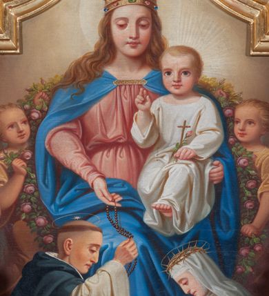 Zdjęcie nr 2: Obraz w formie stojącego prostokąta o wklęsłych górnych narożach z uskokiem, z przedstawieniem Matki Boskiej z Dzieciątkiem i klęczącymi przed nimi św. Dominikiem oraz św. Katarzyną Sieneńską. Maria ukazana jest w całej postaci, zwrócona frontalnie, w pozycji stojącej, z prawą nogą opartą o skałę, lewą ręką podtrzymuje Dzieciątko, prawą podaje różaniec św. Dominikinowi. Maria ma owalną twarz, o półprzymkniętych, okrągłych oczach, długim nosie i pełnych ustach, okoloną długimi, jasnymi włosami opadającymi na ramiona. Na głowie ma koronę otwartą. Ubrana jest w jasnoczerwoną suknię, przepasaną w talii oraz niebieski płaszcz zarzucony na ramiona i nogi. Dzieciątko w pozycji siedzącej, z lewą nogą wysuniętą do przodu, w lewej ręce trzyma gałązkę róży i krzyżyk, prawą błogosławi. Twarz ma kwadratową, oczy duże i okrągłe, nos mały, usta pełne oraz krótkie, jasne włosy. Ubrane jest w białą, długą i obszerną tunikę. Wokół głów obu postaci nimby. Postać Marii flankują dwa anioły w żółtych tunikach trzymające kwiatowe girlandy. Po prawej stronie Marii klęczy św. Dominik zwrócony w trzech czwartych w lewo, z pochyloną głową. Prawą rękę unosi, lewą przyciska do piersi, obiema dłońmi trzymając różaniec. Jego twarz jest szczupła, o dużych oczach skierowanych w dół, dużym, krótkim nosie i pełnych ustach, na głowie ma tonsurę, nad nią aureolę z gwiazdą. Ubrany jest w biały habit dominikański ze szkaplerzem oraz czarny płaszcz z kapturem. Przed świętym znajduje się pies z zapaloną pochodnią w pysku. Po lewej stronie Marii klęcząca św. Katarzyna Sieneńska, zwrócona w trzech czwartych w prawo, z pochyloną głową oraz skrzyżowanymi na piersi dłońmi, z widocznymi stygmatami. Twarz ma pociągłą, z oczami skierowanymi w dół, małym nosie i pełnych ustach. Ubrana jest w biały habit dominikański ze szkaplerzem oraz białym welonem i podwiką oraz w czarny płaszcz. Na głowie ma koronę cierniową, nad nią aureolę. Scena ukazana na jasnobrązowym tle, rozświetlonym wokół Marii i Dzieciątka.