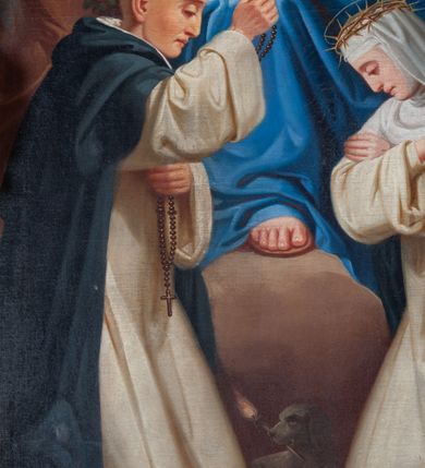 Zdjęcie nr 3: Obraz w formie stojącego prostokąta o wklęsłych górnych narożach z uskokiem, z przedstawieniem Matki Boskiej z Dzieciątkiem i klęczącymi przed nimi św. Dominikiem oraz św. Katarzyną Sieneńską. Maria ukazana jest w całej postaci, zwrócona frontalnie, w pozycji stojącej, z prawą nogą opartą o skałę, lewą ręką podtrzymuje Dzieciątko, prawą podaje różaniec św. Dominikinowi. Maria ma owalną twarz, o półprzymkniętych, okrągłych oczach, długim nosie i pełnych ustach, okoloną długimi, jasnymi włosami opadającymi na ramiona. Na głowie ma koronę otwartą. Ubrana jest w jasnoczerwoną suknię, przepasaną w talii oraz niebieski płaszcz zarzucony na ramiona i nogi. Dzieciątko w pozycji siedzącej, z lewą nogą wysuniętą do przodu, w lewej ręce trzyma gałązkę róży i krzyżyk, prawą błogosławi. Twarz ma kwadratową, oczy duże i okrągłe, nos mały, usta pełne oraz krótkie, jasne włosy. Ubrane jest w białą, długą i obszerną tunikę. Wokół głów obu postaci nimby. Postać Marii flankują dwa anioły w żółtych tunikach trzymające kwiatowe girlandy. Po prawej stronie Marii klęczy św. Dominik zwrócony w trzech czwartych w lewo, z pochyloną głową. Prawą rękę unosi, lewą przyciska do piersi, obiema dłońmi trzymając różaniec. Jego twarz jest szczupła, o dużych oczach skierowanych w dół, dużym, krótkim nosie i pełnych ustach, na głowie ma tonsurę, nad nią aureolę z gwiazdą. Ubrany jest w biały habit dominikański ze szkaplerzem oraz czarny płaszcz z kapturem. Przed świętym znajduje się pies z zapaloną pochodnią w pysku. Po lewej stronie Marii klęcząca św. Katarzyna Sieneńska, zwrócona w trzech czwartych w prawo, z pochyloną głową oraz skrzyżowanymi na piersi dłońmi, z widocznymi stygmatami. Twarz ma pociągłą, z oczami skierowanymi w dół, małym nosie i pełnych ustach. Ubrana jest w biały habit dominikański ze szkaplerzem oraz białym welonem i podwiką oraz w czarny płaszcz. Na głowie ma koronę cierniową, nad nią aureolę. Scena ukazana na jasnobrązowym tle, rozświetlonym wokół Marii i Dzieciątka.