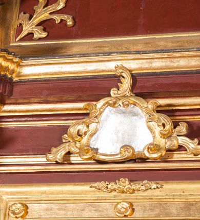 Zdjęcie nr 6: Nastawa architektoniczna, jednoosiowa, jednokondygnacyjna ze zwieńczeniem, ustawiona na dwustrefowym cokole z wyodrębnionymi dwoma prostopadłościanami. Ołtarz sarkofagowy, wybrzuszony w górnej części i zwężający się ku dołowi, na cokole; mensa drewniana. Na frontowej ścianie skrzyni ołtarzowej płycina w formie odwróconego trapezu dekorowana malowaną winną latoroślą na brązowo-zielonym tle. Na ołtarzu tabernakulum w formie drewnianej skrzynki, o ściętych narożach, ustawione na profilowanym cokole, zamknięte gzymsem. Ścianki dekorowane płycinami. Drzwiczki w formie stojącego prostokąta zamkniętego łukiem półkolistym nadwieszonym, z przedstawieniem kielicha z hostią. Nastawa ujęta parą kolumn dźwigających pełne belkowanie wyłamane na ich osi, z fryzem dekorowanym rozetami i kartuszem oraz fragmenty przerwanego półkolistego przyczółka z figurami puttów. Niemal całe pole środkowe wypełnione jest wnęką w formie stojącego prostokąta, ujętego grubą ramą dekorowaną rozetami, z obrazem Najświętszego Serca Jezusa. Zwieńczenie w formie zbliżonej do trapezu, o wklęsłych bokach, zamknięte wolutami i muszlą. W polu obraz Zwiastowania w formie stojącego owalu, ujęty profilowaną ramą, dekorowany naokoło ornamentem roślinnym. Struktura polichromowana w kolorze brązowo-czerwonym; kolumny, profile i ornamentyka złocone. 