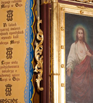 Zdjęcie nr 4: Nastawa architektoniczna, jednoosiowa, jednokondygnacyjna ze zwieńczeniem, ustawiona na dwustrefowym cokole z wyodrębnionymi dwoma prostopadłościanami. Ołtarz sarkofagowy, wybrzuszony w górnej części i zwężający się ku dołowi, na cokole; mensa drewniana. Na frontowej ścianie skrzyni ołtarzowej płycina w formie odwróconego trapezu dekorowana malowaną winną latoroślą na brązowo-zielonym tle. Na ołtarzu tabernakulum w formie drewnianej skrzynki, o ściętych narożach, ustawione na profilowanym cokole, zamknięte gzymsem. Ścianki dekorowane płycinami. Drzwiczki w formie stojącego prostokąta zamkniętego łukiem półkolistym nadwieszonym, z przedstawieniem kielicha z hostią. Nastawa ujęta parą kolumn dźwigających pełne belkowanie wyłamane na ich osi, z fryzem dekorowanym rozetami i kartuszem oraz fragmenty przerwanego półkolistego przyczółka z figurami puttów. Niemal całe pole środkowe wypełnione jest wnęką w formie stojącego prostokąta, ujętego grubą ramą dekorowaną rozetami, z obrazem Najświętszego Serca Jezusa. Zwieńczenie w formie zbliżonej do trapezu, o wklęsłych bokach, zamknięte wolutami i muszlą. W polu obraz Zwiastowania w formie stojącego owalu, ujęty profilowaną ramą, dekorowany naokoło ornamentem roślinnym. Struktura polichromowana w kolorze brązowo-czerwonym; kolumny, profile i ornamentyka złocone. 