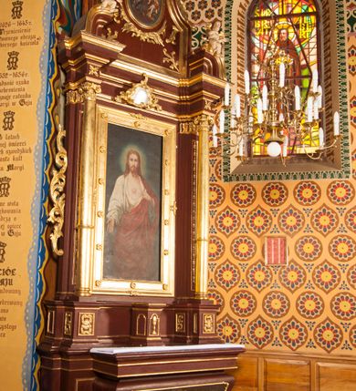 Zdjęcie nr 2: Nastawa architektoniczna, jednoosiowa, jednokondygnacyjna ze zwieńczeniem, ustawiona na dwustrefowym cokole z wyodrębnionymi dwoma prostopadłościanami. Ołtarz sarkofagowy, wybrzuszony w górnej części i zwężający się ku dołowi, na cokole; mensa drewniana. Na frontowej ścianie skrzyni ołtarzowej płycina w formie odwróconego trapezu dekorowana malowaną winną latoroślą na brązowo-zielonym tle. Na ołtarzu tabernakulum w formie drewnianej skrzynki, o ściętych narożach, ustawione na profilowanym cokole, zamknięte gzymsem. Ścianki dekorowane płycinami. Drzwiczki w formie stojącego prostokąta zamkniętego łukiem półkolistym nadwieszonym, z przedstawieniem kielicha z hostią. Nastawa ujęta parą kolumn dźwigających pełne belkowanie wyłamane na ich osi, z fryzem dekorowanym rozetami i kartuszem oraz fragmenty przerwanego półkolistego przyczółka z figurami puttów. Niemal całe pole środkowe wypełnione jest wnęką w formie stojącego prostokąta, ujętego grubą ramą dekorowaną rozetami, z obrazem Najświętszego Serca Jezusa. Zwieńczenie w formie zbliżonej do trapezu, o wklęsłych bokach, zamknięte wolutami i muszlą. W polu obraz Zwiastowania w formie stojącego owalu, ujęty profilowaną ramą, dekorowany naokoło ornamentem roślinnym. Struktura polichromowana w kolorze brązowo-czerwonym; kolumny, profile i ornamentyka złocone. 