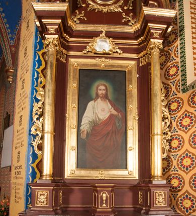 Zdjęcie nr 1: Nastawa architektoniczna, jednoosiowa, jednokondygnacyjna ze zwieńczeniem, ustawiona na dwustrefowym cokole z wyodrębnionymi dwoma prostopadłościanami. Ołtarz sarkofagowy, wybrzuszony w górnej części i zwężający się ku dołowi, na cokole; mensa drewniana. Na frontowej ścianie skrzyni ołtarzowej płycina w formie odwróconego trapezu dekorowana malowaną winną latoroślą na brązowo-zielonym tle. Na ołtarzu tabernakulum w formie drewnianej skrzynki, o ściętych narożach, ustawione na profilowanym cokole, zamknięte gzymsem. Ścianki dekorowane płycinami. Drzwiczki w formie stojącego prostokąta zamkniętego łukiem półkolistym nadwieszonym, z przedstawieniem kielicha z hostią. Nastawa ujęta parą kolumn dźwigających pełne belkowanie wyłamane na ich osi, z fryzem dekorowanym rozetami i kartuszem oraz fragmenty przerwanego półkolistego przyczółka z figurami puttów. Niemal całe pole środkowe wypełnione jest wnęką w formie stojącego prostokąta, ujętego grubą ramą dekorowaną rozetami, z obrazem Najświętszego Serca Jezusa. Zwieńczenie w formie zbliżonej do trapezu, o wklęsłych bokach, zamknięte wolutami i muszlą. W polu obraz Zwiastowania w formie stojącego owalu, ujęty profilowaną ramą, dekorowany naokoło ornamentem roślinnym. Struktura polichromowana w kolorze brązowo-czerwonym; kolumny, profile i ornamentyka złocone. 