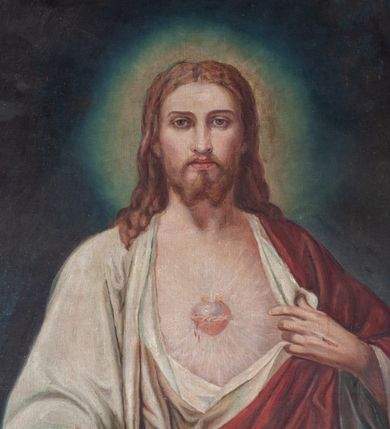 Zdjęcie nr 2: Obraz w formie stojącego prostokąta. W centrum Chrystus ukazany do kolan, frontalnie, lewą ręką odsłania szatę z piersi, prawą wyciąga do przodu, w geście otwartej dłoni. Twarz ma pociągłą, o dużych oczach, długim nosie i pełnych ustach, okoloną krótką, rozdwajającą się brodą oraz jasnymi włosami opadającymi na ramiona. Wokół głowy nimb. Ubrany jest w białą, luźną tunikę, odsłaniającą tors oraz czerwony płaszcz przewiązany diagonalnie przez lewe ramię i otaczający postać. Na jego piersi unosi się gorejące serce w glorii promienistej. Na dłoniach ma ślady męki. Chrystus ukazany jest na cieniowanym zielono-granatowym tle. Obraz ujęty złoconą, szeroką ramą, dekorowaną rzeźbionymi rozetami. 
