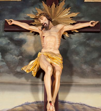 Zdjęcie nr 4: Nastawa niearchitektoniczna, ramowa, ustawiona na wysokim cokole. Ołtarz sarkofagowy, wybrzuszony w górnej części, zwężający się ku dołowi, na cokole; mensa drewniana. Na frontowej ścianie skrzyni ołtarzowej płycina w formie odwróconego trapezu dekorowana malowaną winną latoroślą na ciemnoczerwonym tle. Na ołtarzu ustawione tabernakulum w formie drewnianej skrzynki na planie połowy ośmioboku, wydzielone kolumienkami na cokołach, dźwigającymi pełne belkowanie o fryzie dekorowanym uskrzydloną główką anielską i ornamentem roślinnym. Na ściankach płyciny w kształcie stojącego prostokąta zamkniętego łukiem półkolistym wypełnione rytym ornamentem roślinnym. Drzwiczki o tej samej formie z rytym przedstawieniem kielicha z hostią w glorii. Tabernakulum zwieńczone tronem wystawienia w kształcie wklęsło-wypukłego cokołu, zwężającego się ku górze. Nastawa w formie stojącego prostokąta o wciętych górnych narożach, ujęta profilowaną ramą, z uszakami w formie spływów wolutowych z wyodrębnionymi zwojami dekorowanymi ornamentem roślinnym; zwieńczona rocaille&#039;owym kartuszem. W polu figura Chrystusa Ukrzyżowanego przybita do prostego krzyża, ukazanego na tle malowanej panoramy Jerozolimy, w której prawym dolnym roku znajduje się sygnatura „S(tanisław) Karas / 1913”. 



