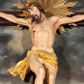 Zdjęcie nr 1: Figura Chrystusa umarłego przybita jest trzema gwoździami do krzyża o prostych ramionach. Ciało w lekkim zwisie o horyzontalnie rozłożonych ramionach, z głową opadającą na prawy bark, nogi silnie ugięte w kolanach, stopy skrzyżowane w układzie prawa na lewą. Chrystus ma podłużną twarz, o migdałowatych, zamkniętych oczach, dużym, garbatym nosie oraz szerokich, rozchylonych ustach, okoloną krótką brodą oraz skręconymi w pukle włosami opadającymi na prawe ramię. Na głowie ma nałożoną koronę cierniową. Ciało ma silnie wychudzone z wyraźnie podkreślonymi guzowatymi żebrami, mostkiem i kośćmi biodrowymi, z silnie wciętą talią oraz zapadłą płaszczyzną brzucha. Nogi i ręce o podkreślonej wklęsło-wypukłej linii mięśni i ścięgien. Złocone perizonium zawieszone na podwójnym sznurze, odsłaniające prawe udo, z rozwianym zwisem tkaniny na prawym boku. Na krzyżowaniu belek krzyża, na tle głowy Zbawiciela gloria promienista. Na zakończeniu pionowej belki krzyża banderola z napisem „IN RI”. Polichromia ciała Chrystusa naturalistyczna, z zaznaczonymi śladami męki. 


