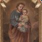Zdjęcie nr 1: Obraz w formie stojącego prostokąta o wklęsłych górnych narożach, z uskokiem. W centrum św. Józef ukazany w całej postaci, zwrócony w trzech czwartych w lewo, z pochyloną głową, obiema rękami podtrzymuje Dzieciątko oparte na jego lewym ramieniu, zaś w prawej dłoni trzyma gałązkę lilii. Twarz ma pociągłą, z wysokim czołem, migdałowatymi oczami, skierowanymi w dół, prostym nosem i pełnymi ustami, okoloną krótką, jasnobrązową brodą i włosami. Nad głową ma aureolę. Ubrany jest w niebieską tunikę oraz jasnobrązowy płaszcz zawieszony na lewym ramieniu i opasujący postać. Dzieciątko ukazane w pozycji siedzącej, zwrócone w trzech czwartych w prawo, z wysuniętą do przodu lewą nogą, prawą rękę unosi w geście błogosławieństwa, w lewej opuszczonej trzyma krzyżyk. Twarz ma okrągłą, o dużych, migdałowatych oczach, małym nosie i pełnych ustach, okoloną jasnymi, krótkimi włosami. Wokół głowy ma nimb promienisty. Ubrane jest w luźną, białą tunikę. Postacie ukazane są na tle brunatnych obłoków, rozświetlonych wokół głów postaci i konturów chmur. 

