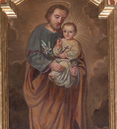 Zdjęcie nr 1: Obraz w formie stojącego prostokąta o wklęsłych górnych narożach, z uskokiem. W centrum św. Józef ukazany w całej postaci, zwrócony w trzech czwartych w lewo, z pochyloną głową, obiema rękami podtrzymuje Dzieciątko oparte na jego lewym ramieniu, zaś w prawej dłoni trzyma gałązkę lilii. Twarz ma pociągłą, z wysokim czołem, migdałowatymi oczami, skierowanymi w dół, prostym nosem i pełnymi ustami, okoloną krótką, jasnobrązową brodą i włosami. Nad głową ma aureolę. Ubrany jest w niebieską tunikę oraz jasnobrązowy płaszcz zawieszony na lewym ramieniu i opasujący postać. Dzieciątko ukazane w pozycji siedzącej, zwrócone w trzech czwartych w prawo, z wysuniętą do przodu lewą nogą, prawą rękę unosi w geście błogosławieństwa, w lewej opuszczonej trzyma krzyżyk. Twarz ma okrągłą, o dużych, migdałowatych oczach, małym nosie i pełnych ustach, okoloną jasnymi, krótkimi włosami. Wokół głowy ma nimb promienisty. Ubrane jest w luźną, białą tunikę. Postacie ukazane są na tle brunatnych obłoków, rozświetlonych wokół głów postaci i konturów chmur. 

