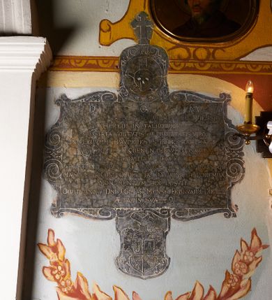 Zdjęcie nr 1: Epitafium w formie leżącego prostokąta, ujęte ramą utworzoną ze zwróconych ku sobie par wolut. U spodu tablicy herb z labrami, zwieńczony klejnotem w postaci hełmu w koronie i zbrojnej nogi, o czteropolowej tarczy z herbami: Nowina, Topór, Kietlicz, Doliwa. Epitafium zwieńczone rytowanym medalionem z przedstawieniem czaszki, skrzyżowanych piszczeli i klepsydry, ujętym ornamentem roślinnym przechodzącym w woluty, zakończonym krzyżem. W polu inskrypcja „D(EO) O(PTIMO) M(AXIMO) / G(E)N(ER)OSO OLIM IACOBO DE WILKOWICE WIEYSKI / HEREDI IN FAŁKOWICE / SPECTATAE VIRTVTIS ET PROBITATIS VIRO / IN CLERVM IN PAVPERES IN ECCLESIAM HANC / CVI MILLE FLOREN(ORUM) IN CENSVM DONAVIT / PIA LIBERALITATE BENEFICO / CHRISTIANO OBITV AD IMMORTALEM VITAM TRANSLATO / MAESTISSIMA CONIVNX RELICTA CHATARINA DE POREMBA / MONVMENTVM HOC POSVIT/ OBIIT ANNO D(OMI)NI 1673 MENSE FEBRVARY DIE 22 / AETATIS SVAE 49.”