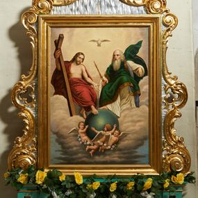 Zdjęcie nr 1: Feretron w formie stojącego prostokąta, w profilowanej ramie, ujęty spływami wolutowymi, zakończony szczytem, dekorowany rocaille'm, pola zdobione falistymi żłobkami. Rama ustawiona na listwie i dwóch cokołach, o profilowanych brzegach, z otworami na drążki. 
Na awersie obraz z Matką Boską Różańcową oraz św. Dominikiem i św. Katarzyną Sieneńską w formie stojącego prostokąta. Matka Boska w centrum kompozycji ukazana jako siedząca na tronie, na wysokim postumencie, z Dzieciątkiem na lewym kolanie. Maria przedstawiona frontalnie, przechylona w prawo, prawą ręką podaje różaniec św. Dominikowi, lewą przytrzymuje Dzieciątko. Ubrana jest w czerwoną suknię i niebieski płaszcz z fioletową podszewką, okalający głowę, spięty pod szyją, opadający na ramiona i kolana. Dzieciątko zwrócone w trzech czwartych w prawo, z tułowiem i głową skręconą w drugą stronę, lekko pochylone podaje oburącz różaniec św. Katarzynie. Ubrane jest w białą tunikę przepasaną w talii. W lewym dolnym rogu postać klęczącego św. Dominika, zwróconego profilem w stronę Matki Boskiej, z wyciągniętymi w górę rękami, w których trzyma różaniec, z uniesioną głową. Święty ubrany jest w biały habit i czarny płaszcz, na głowie ma tonsurę. W prawym dolnym rogu obrazu postać klęczącej św. Katarzyny Sieneńskiej, zwróconej profilem ku Marii, z pochyloną głową, w prawej uniesionej ręce trzyma różaniec, w lewej gałązkę lilii. Ubrana jest w biały habit i czarny płaszcz, na głowie ma czarny welon i koronę cierniową. Pomiędzy świętymi, na cokole wieniec z czerwonych róż i leżąca biała lilia. U nóg św. Dominika otwarta księga. Scenę ukazana na tle błękitno-różowego nieba z obłokami. Tron ujęty dwoma aniołkami i czterema uskrzydlonymi główkami anielskimi. 
Na rewersie obraz z przedstawieniem Trójcy Świętej w formie stojącego prostokąta. Trójca ukazana jako tronującą w niebie, zasiadająca ponad globem podtrzymywanym przez trzy putta. Po prawej stronie siedząca postać Chrystusa, zwróconego w trzech czwartych w lewo, z wyciągniętą prawą nogą, spoczywającą na globie. Prawą ręką przytrzymuje na ramieniu krzyż, lewą wyciąga przed siebie. Twarz ma pociągłą, o dużych oczach i prostym nosie, okoloną jasną, gęstą brodą i jasnobrązowymi włosami, opadającymi na ramiona. Jezus ubrany jest w czerwony płaszcz, zarzucony na ramiona, biodra i nogi, odsłaniający tors. Na jego ciele widoczne są ślady męki. Po lewej siedząca postać Boga Ojca zwróconego w trzech czwartych w prawo, z prawą stopą opartą na globie. W prawej dłoni wspartej na kolanie trzyma berło, lewa jest ugięta i uniesiona. Twarz ma pociągłą, z wysokim czołem, o starczych rysach, dużych oczach i garbatym nosie, okoloną długą siwą brodą opadającą na pierś oraz siwymi włosami sięgającymi ramion. Ubrany jest w długą, białą tunikę oraz zielony płaszcz spięty na lewym ramieniu, o niebieskiej podszewce i złoconej lamówce. Nad postaciami unosi się gołębica Ducha Świętego. Scena na tle szaro-błękitnych, skłębionych chmur, w górnej części obrazu rozświetlone niebo. 


